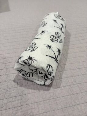 Aden + Anais Classic Muslin Swaddle Blanket – Beach Palm Tree & Seashell Print